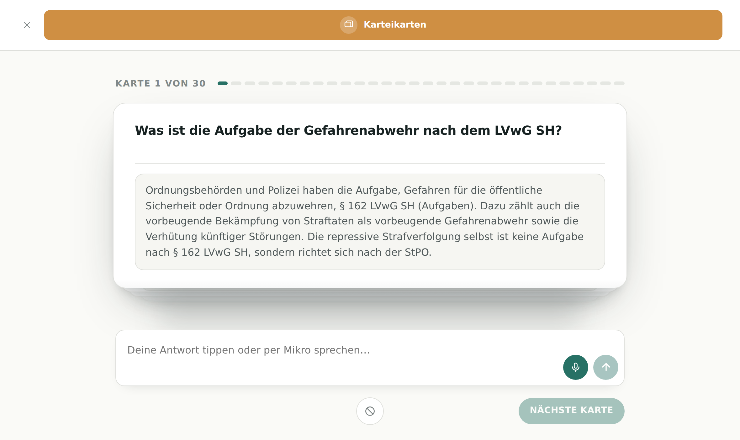 Der Kartenlauf: oben die Schrittleiste Karteikarten, darunter Karte 1 von 30 mit
                  Fortschrittsbalken. Die Karte zeigt die Frage und darunter die aufgedeckte
                  Rückseite mit der Antwort zu § 162 LVwG SH. Unten ein Eingabefeld mit Mikrofon-
                  und Absendeknopf, daneben ein Knopf zum Deaktivieren der Karte und der noch
                  blasse Knopf Nächste Karte.